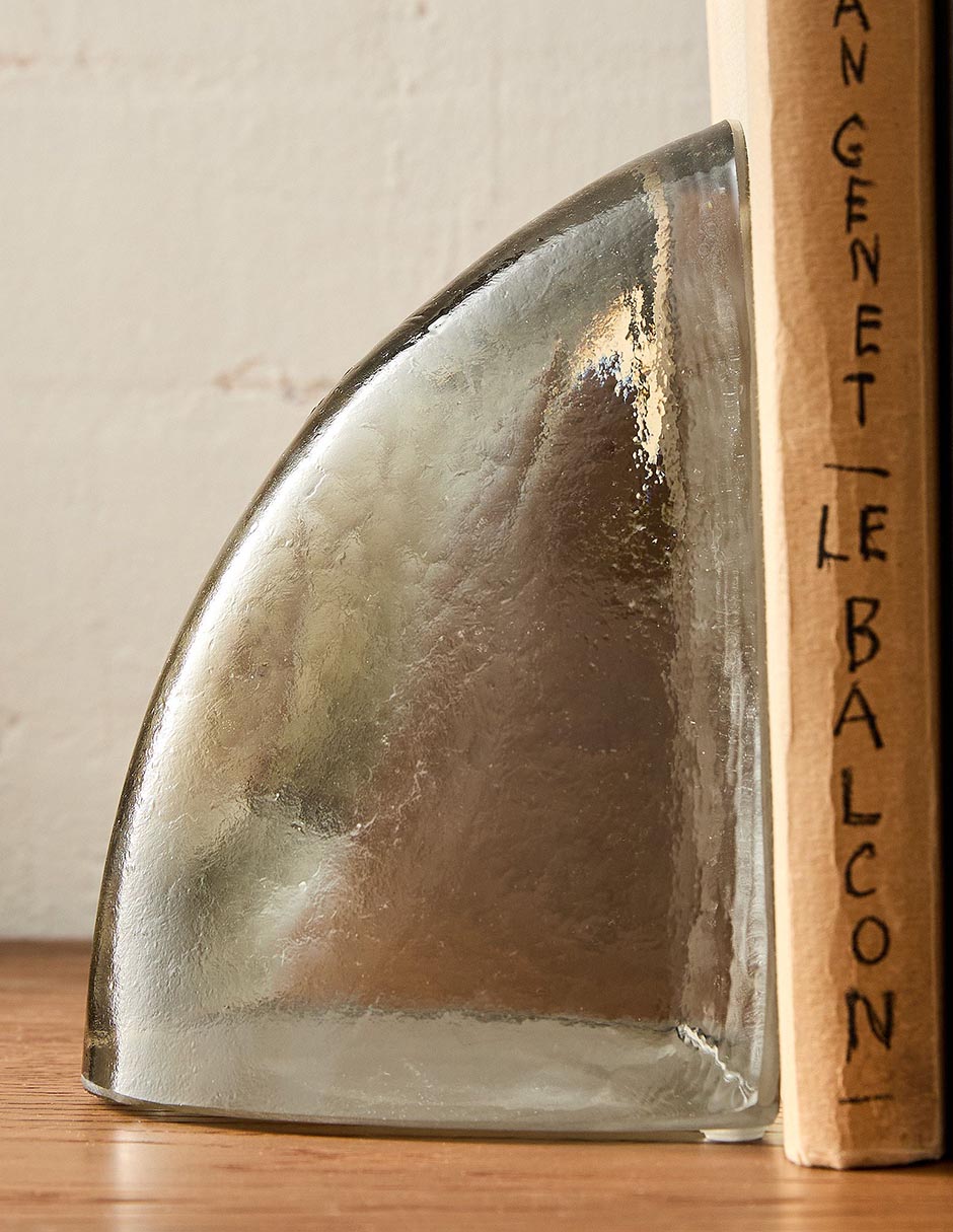 Sujetalibro Sculptural Glass 1