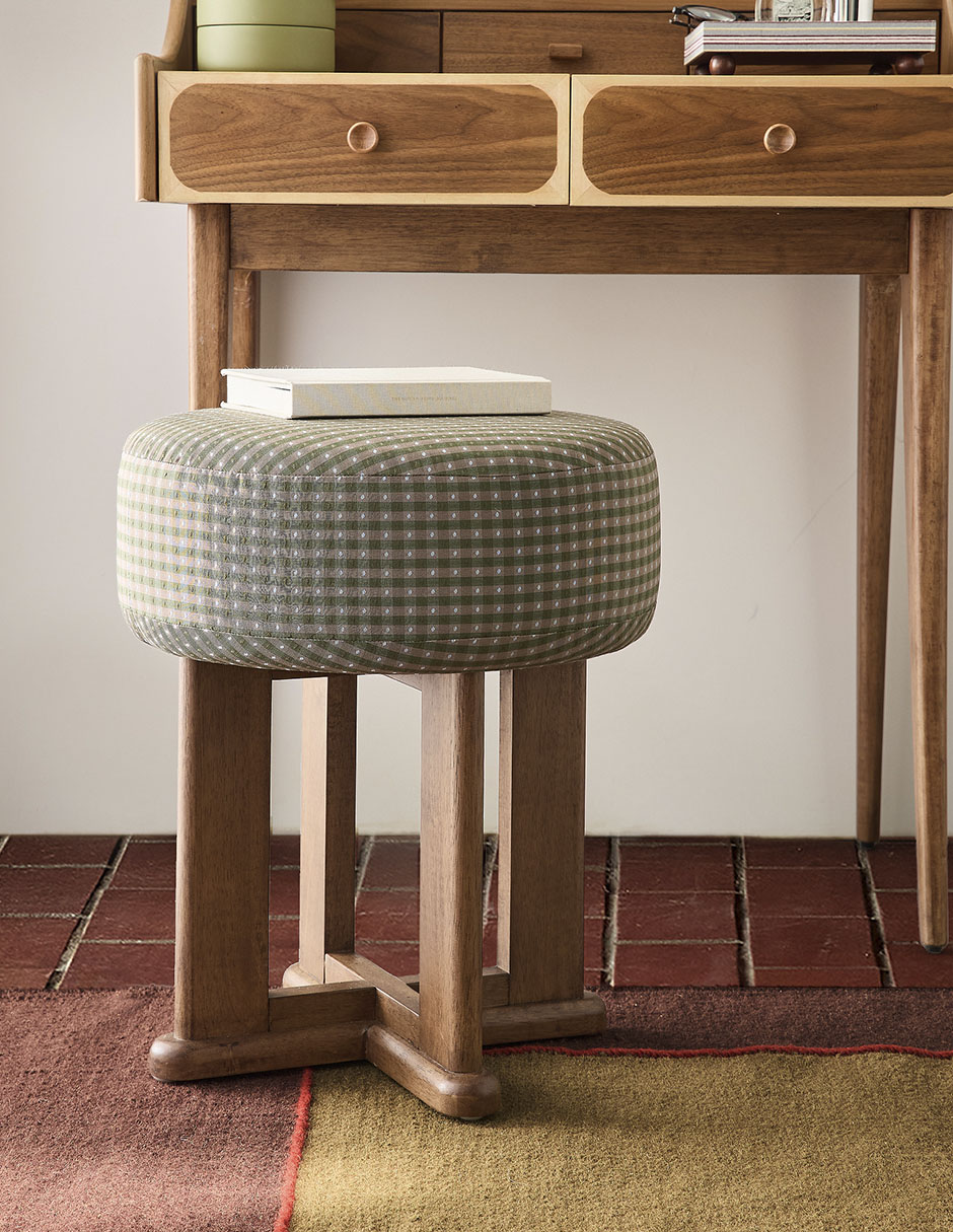 Ottoman Emma Chamberlain de madera Ottoman Emma Chamberlain de madera